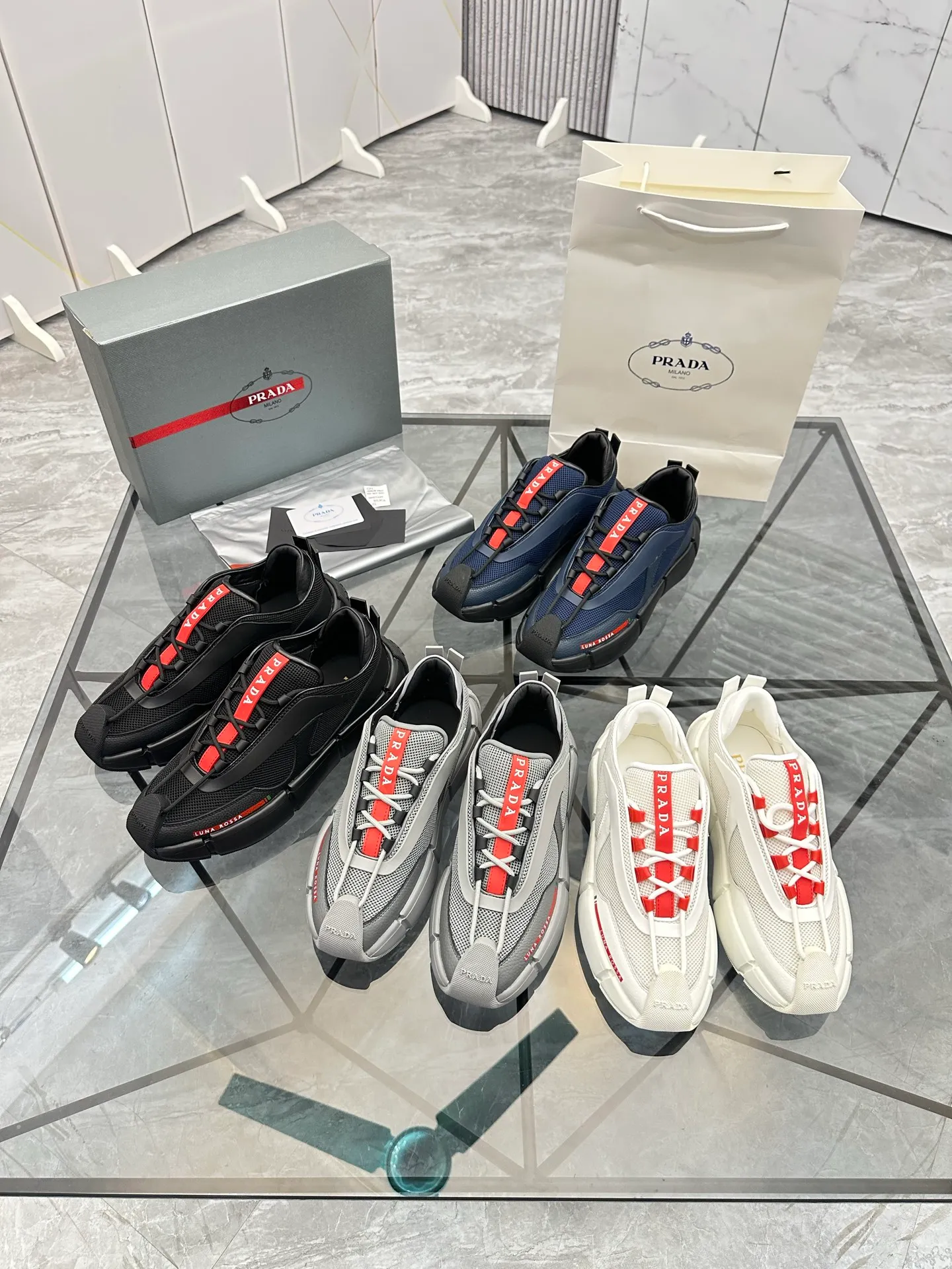 Men's shoes: 💰P500¥ High-end, complete package Product trademark: Prada *"Prada*" low-top casual shoes Regular size: 38-44 (can be customized to 45.46) Couple style Product materials: Upper imported cowhide stitched with original fabric, sheepskin lining, original outsole. Number: 846